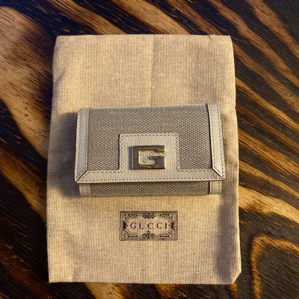 Authentic  Beautiful GUCCI 6 Hooks Key Case with dustbag and box!